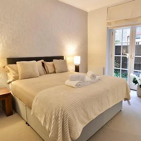 Kensington Apartment, Breakfast, 2 Baths